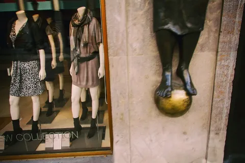 商店商场,橱窗模特,雕像,地铁车厢,浴室镜,人体模特的橱窗