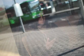 地板砖,街道,地毯,雨景,轿车,人女人智能手机格拉斯