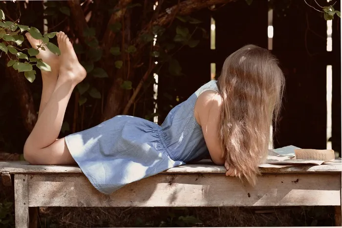 人，人的，女孩，长长的头发，金发，字母，阅读