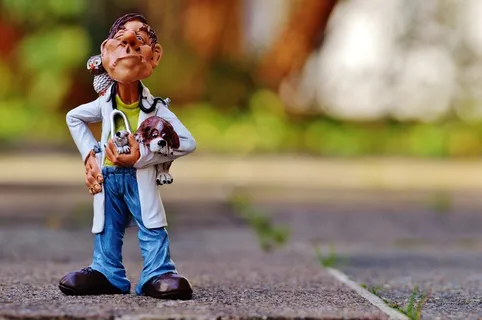 人物活动,光头强,男孩,残奥会,女孩,公职怪的小雕象用在后面的手拿着在街道上的动物