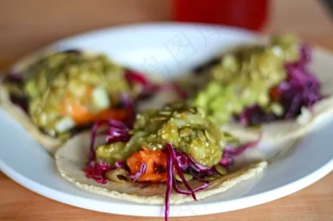 食物,蒜泥茄子,菜肴,碗,盘子,Ronny Russell Tacos @ Bandidas在温哥华 食物,蒜泥茄子,菜肴,碗,盘子,Ronny Russell Tacos @ Bandidas在温哥华