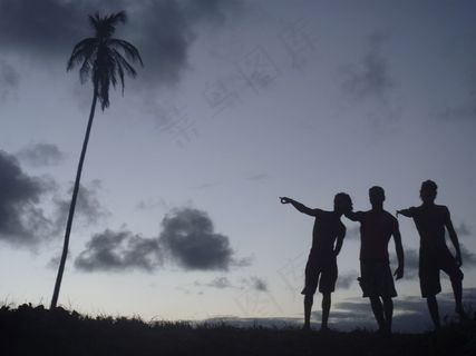 天空,椰子树,棕榈,树,阴云密布,朋友在日落时在海滩上的剪影