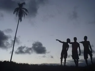 天空,椰子树,棕榈,树,阴云密布,朋友在日落时在海滩上的剪影