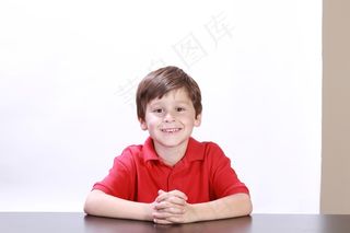 男孩，肖像，孩子们，儿童，坐，红色，衬衫