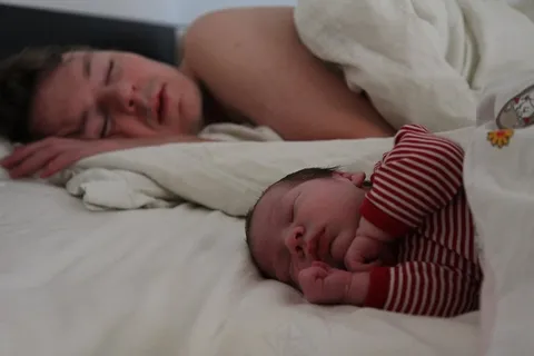 婴儿,医院,女孩,人物特写,恒温箱,父子 婴儿,医院,女孩,人物特写,恒温箱,父子