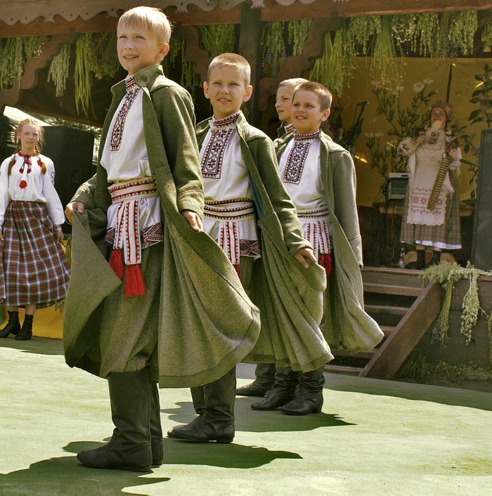 人物特写,民族服饰,绘画,黑白照片,在传统节日上跳舞的男孩