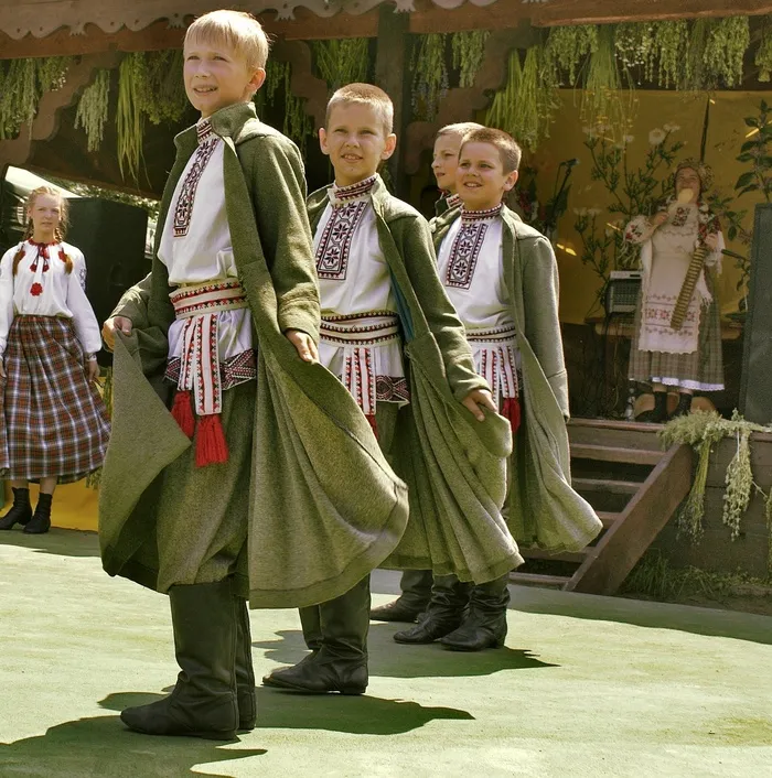 人物特写,民族服饰,绘画,黑白照片,在传统节日上跳舞的男孩