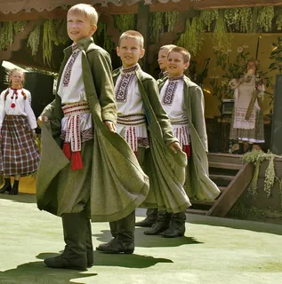 人物特写,民族服饰,绘画,黑白照片,在传统节日上跳舞的男孩