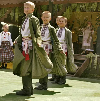 人物特写,民族服饰,绘画,黑白照片,在传统节日上跳舞的男孩