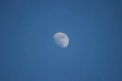 月亮,吸顶灯,硬币,天空,月球,满月在蓝蓝的天空 月亮,吸顶灯,硬币,天空,月球,满月在蓝蓝的天空