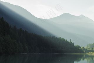 阳光，高山湖泊，山脉，水，阳光