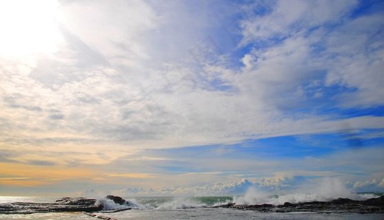 海洋，海岸，波浪，喷雾，天空，云团，沧海，海滩