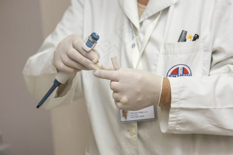 护理人员,医生,中医科,护士,保安服,在医学实验室的医生控股试管