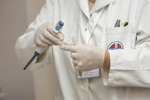 护理人员,医生,中医科,护士,保安服,在医学实验室的医生控股试管