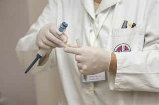 护理人员,医生,中医科,护士,保安服,在医学实验室的医生控股试管