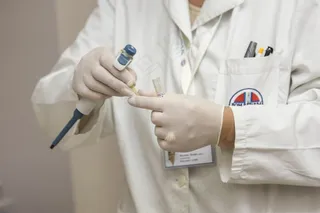 护理人员,医生,中医科,护士,保安服,在医学实验室的医生控股试管