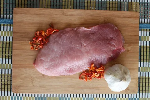 肉，牛排，猪肉炸肉排，生的，大蒜，香料