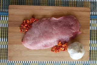 肉，牛排，猪肉炸肉排，生的，大蒜，香料