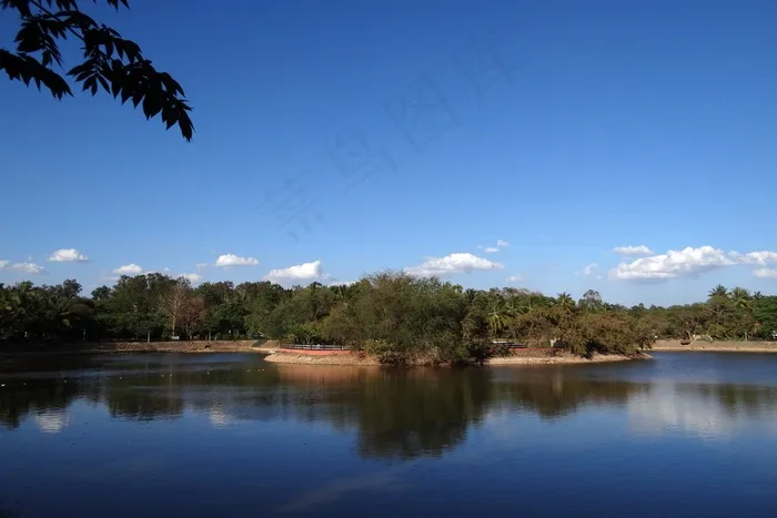 湖，天空，水，蓝色，地平线，海岸，海岸线