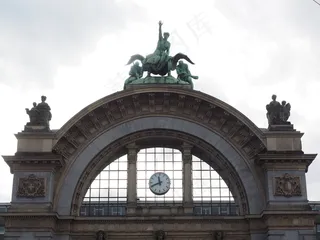 卢塞恩火车站，车站入口，雕像