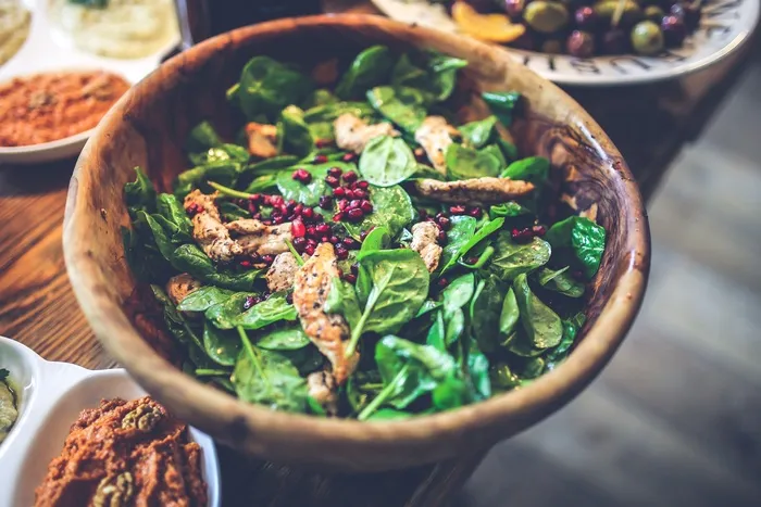 碗沙拉配菠菜，鸡肉和石榴