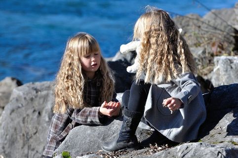 儿童，女孩，金发，河，石头，自然