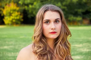 女孩，金发，红红的嘴唇，漂亮，自然，庄严