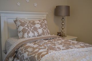 床，卧室，灯，床头板，被褥，枕头，房屋