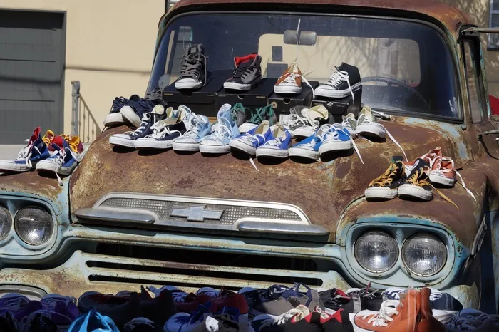 鞋买卖，人行道买卖，生锈的卡车，小型企业