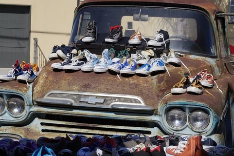 鞋买卖，人行道买卖，生锈的卡车，小型企业