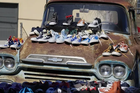 鞋买卖，人行道买卖，生锈的卡车，小型企业
