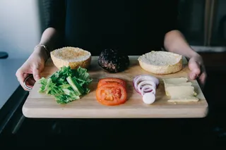 汉堡包，芝士汉堡，成分，切菜板