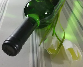 葡萄酒，白葡萄酒，瓶，郁金香，饮料，受益