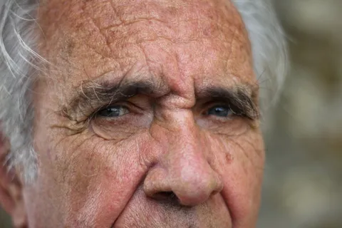 看上去孤单，反光的样子，眼睛，脸