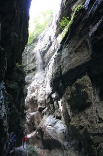 峡谷，水，光，湿冷