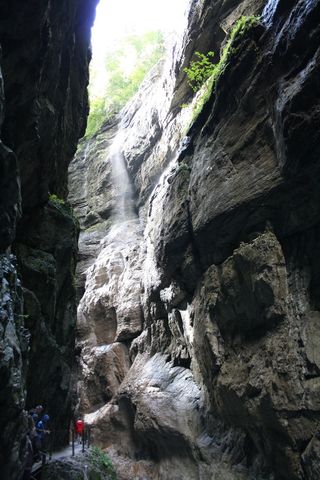 峡谷，水，光，湿冷