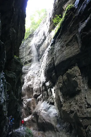 峡谷，水，光，湿冷