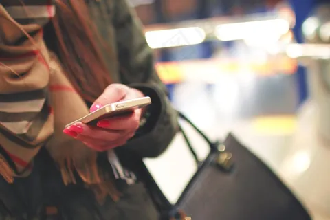 美女,女孩,铅笔,横笛吹奏者,头发,女人短信在大街上 美女,女孩,铅笔,横笛吹奏者,头发,女人短信在大街上