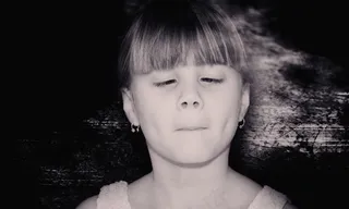 儿童，女孩，脸，蹲下，查看