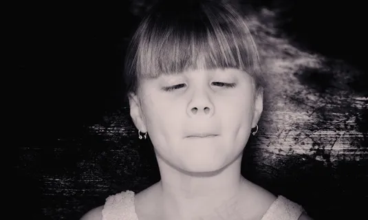 儿童,女孩,脸,蹲下,查看 儿童,女孩,脸,蹲下,查看