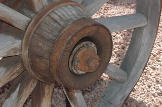 塞多纳，亚利桑那州，旧马车车轮，生锈，牛仔