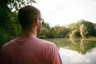 自然公园,雕像,女孩,美女,男孩,年轻人看着池塘的后视图