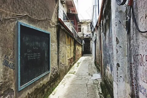 在旧城的狭窄街道 在旧城的狭窄街道