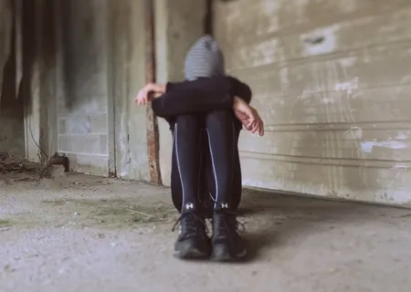 城市的，迷路的，隐藏的，害怕的