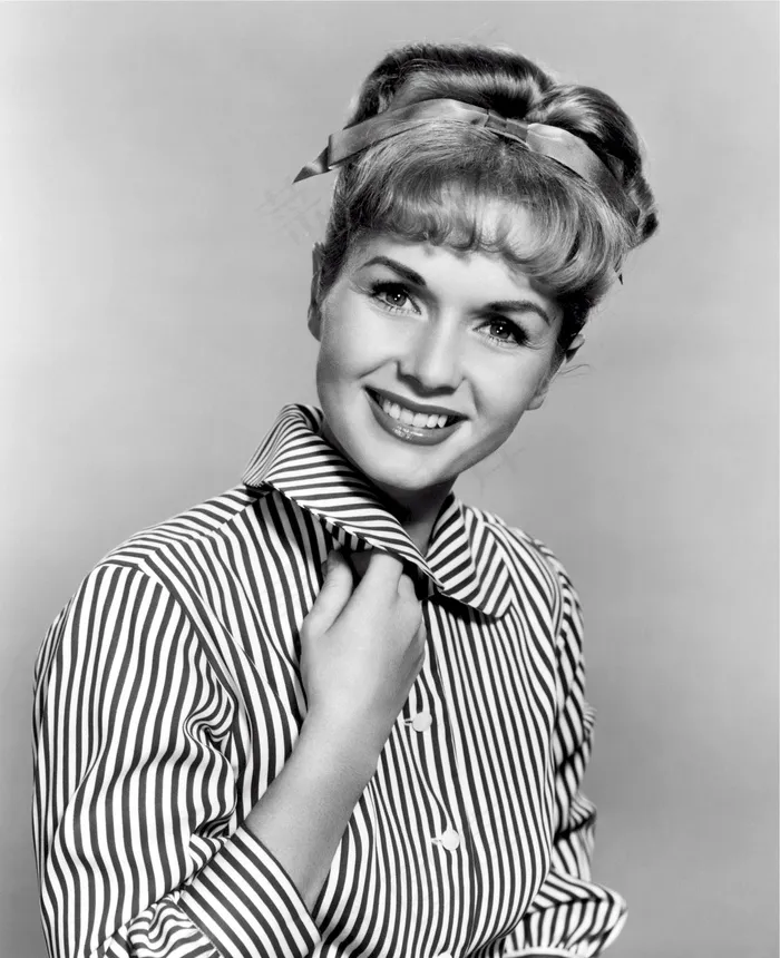 黛比·雷诺兹（Debbie Reynolds），女演员，歌手，舞蹈演员，艺人