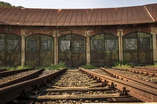 发动机，仓库，机车，火车