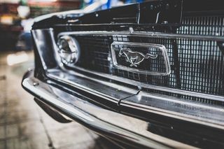 轿车,车灯,车头,汽车标志,汽车,汽车野马福特车库