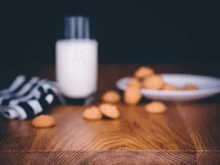 表，厨房，饼干，饮料，牛奶，玻璃，食品