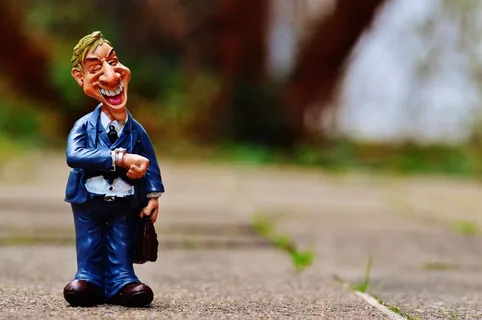 男孩,泥人,光头强,女孩,滑旱冰,小雕像的商人在大街上