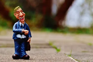 男孩,泥人,光头强,女孩,滑旱冰,小雕像的商人在大街上